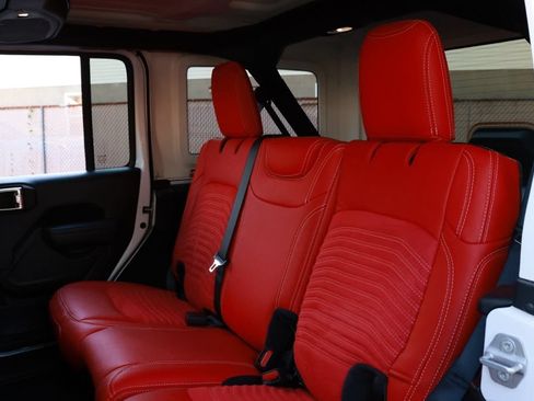 Used 2025 Jeep Wrangler Unlimited Rubicon AWD/4WD image 21