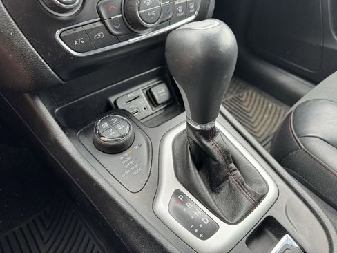 Used 2018 Jeep Cherokee Trailhawk AWD/4WD image 17