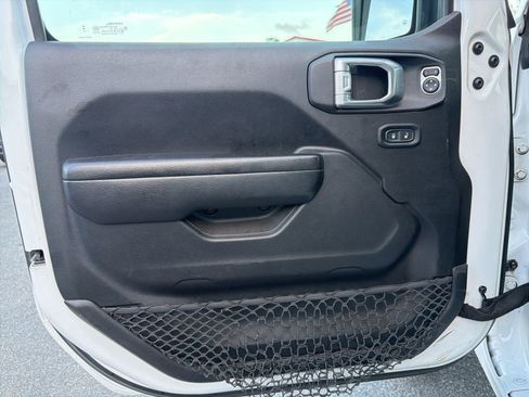 Used 2023 Jeep Gladiator Sport image 11