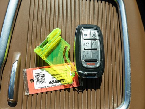 Used 2017 Chrysler Pacifica Limited w/ UConnect Theater Package image 33