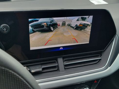 Used 2025 Chevrolet Trax LT FWD image 17