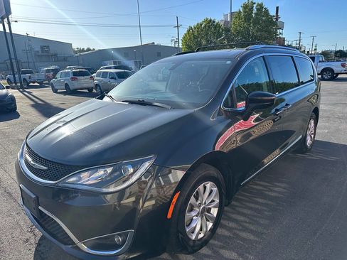 Used 2019 Chrysler Pacifica Touring-L image 15