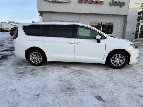 Used 2023 Chrysler Voyager LX image 9