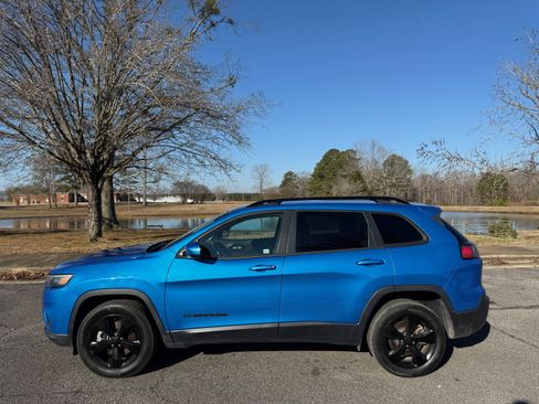 Used 2021 Jeep Cherokee Latitude Plus image 2