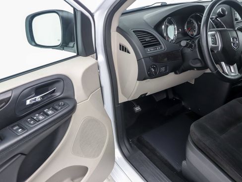 Used 2016 Dodge Grand Caravan SXT w/ UConnect Hands-Free Group image 23