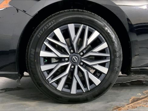 Used 2024 Nissan Altima 2.5 SV image 9