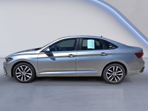 Used 2025 Volkswagen Jetta SE FWD image 2