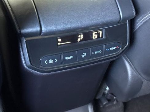 Used 2024 Toyota Highlander XLE AWD/4WD image 13