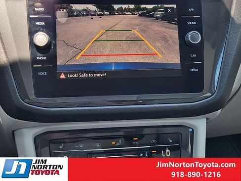 Used 2023 Volkswagen Tiguan SE w/ Panoramic Sunroof Package FWD image 19