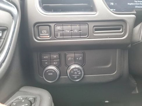 Used 2024 GMC Yukon SLT AWD/4WD image 16