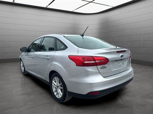 Used 2016 Ford Focus SE w/ SE Cold Weather Package image 4