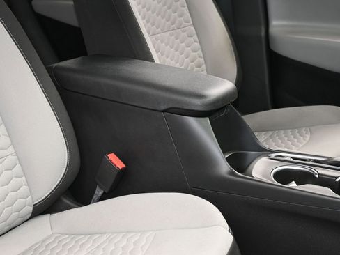 Used 2021 Chevrolet Equinox LS image 38