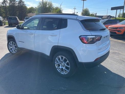 Used 2024 Jeep Compass Latitude w/ Sun and Sound Group AWD/4WD image 7