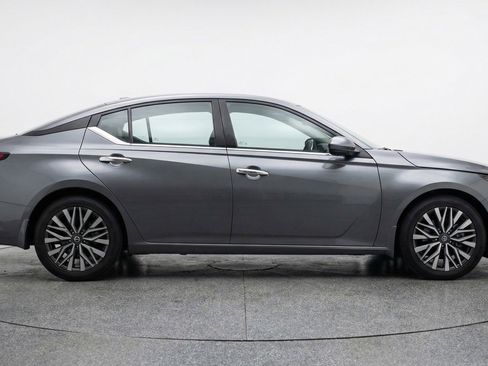 Used 2025 Nissan Altima 2.5 SV FWD image 11