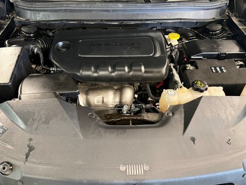 Used 2019 Jeep Cherokee Latitude Plus AWD/4WD image 25