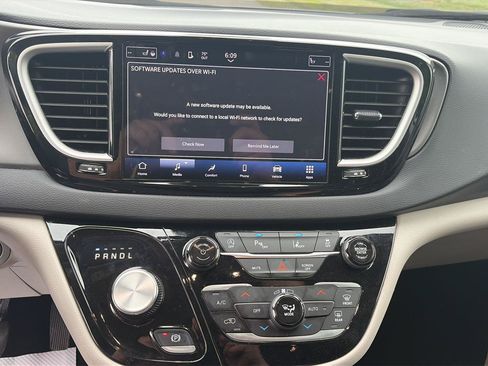 Used 2024 Chrysler Pacifica Touring-L FWD image 21