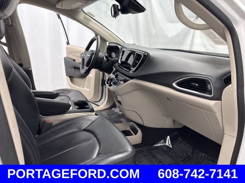 Used 2023 Chrysler Pacifica Touring-L FWD image 26