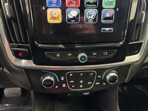 Used 2019 Chevrolet Traverse LT image 3