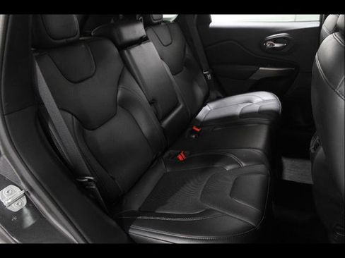 Used 2020 Jeep Cherokee Limited image 18