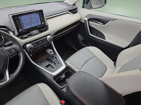 Used 2019 Toyota RAV4 Limited FWD image 19