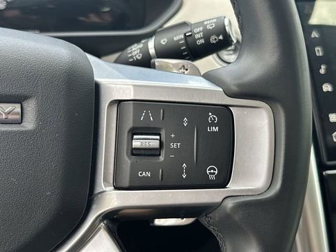 Used 2025 Land Rover Discovery S image 32