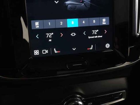 Used 2025 Volvo XC40 B5 Core image 28