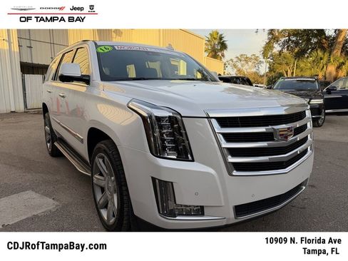 Used 2016 Cadillac Escalade Luxury image 1