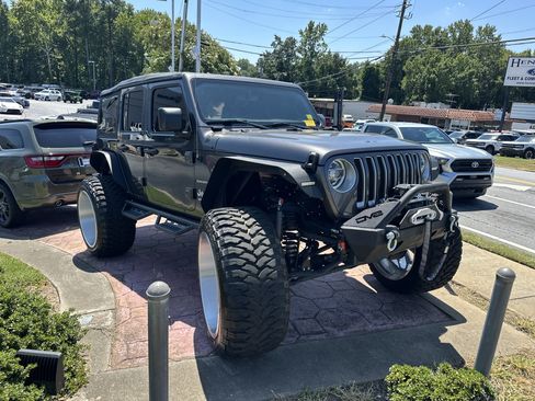 Used 2018 Jeep Wrangler Unlimited Sahara AWD/4WD image 2