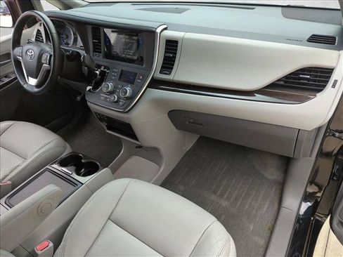 Used 2015 Toyota Sienna XLE FWD image 22