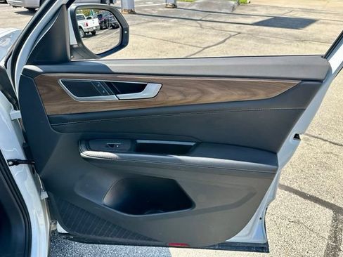 Used 2024 Volkswagen Atlas SE w/ Panoramic Sunroof Package FWD image 24