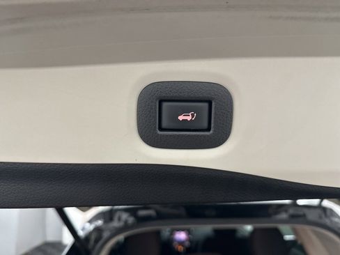 Used 2018 Nissan Rogue SV w/ Premium Package image 35