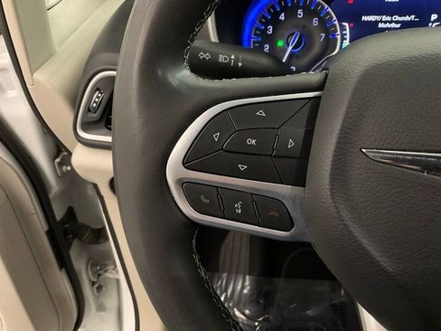 Used 2023 Chrysler Pacifica Touring-L FWD image 12