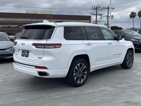 Used 2021 Jeep Grand Cherokee L Overland w/ Luxury Tech Group IV AWD/4WD image 3
