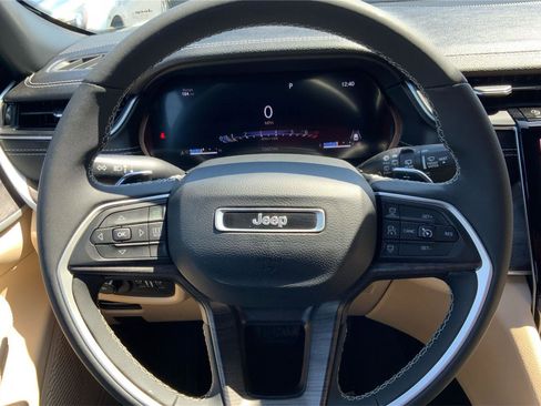 Used 2023 Jeep Grand Cherokee Limited AWD/4WD image 16