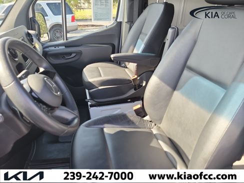 Used 2025 Mercedes-Benz Sprinter 2500 image 21