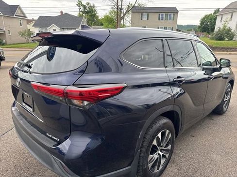 Used 2021 Toyota Highlander XLE AWD/4WD image 6