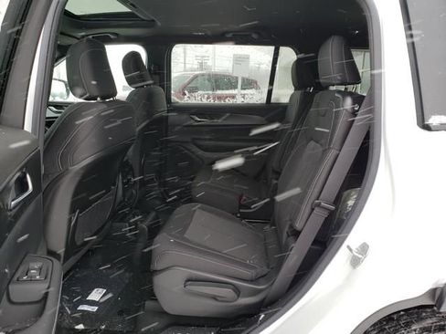 New 2025 Jeep Grand Cherokee L Laredo image 8