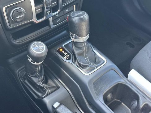 Used 2022 Jeep Wrangler Unlimited Sahara w/ LED Lighting Group AWD/4WD image 33