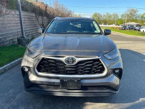 Used 2023 Toyota Highlander XLE image 2
