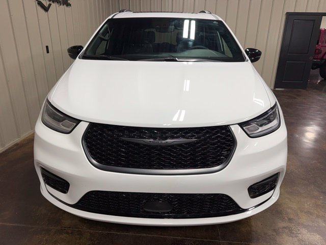 Used 2025 Chrysler Pacifica Limited AWD/4WD image 2