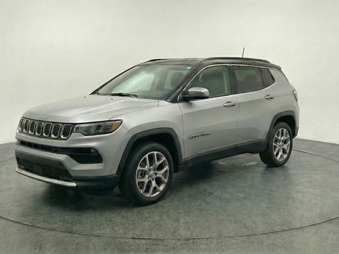 Used 2025 Jeep Compass Limited AWD/4WD image 2
