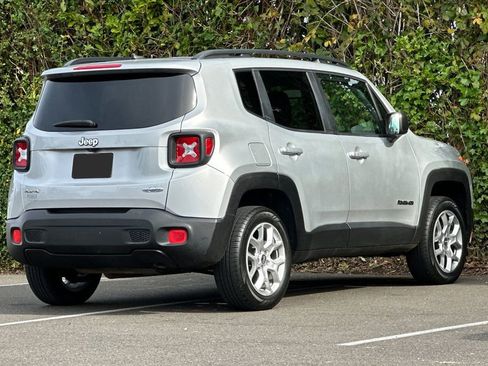 Used 2017 Jeep Renegade Latitude image 3