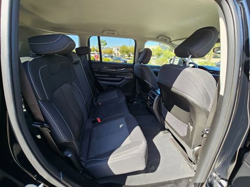 Used 2024 Jeep Grand Cherokee Laredo image 30