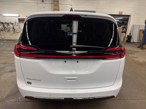 Used 2024 Chrysler Pacifica Touring-L FWD image 5