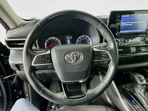 Used 2021 Toyota Highlander LE FWD image 11