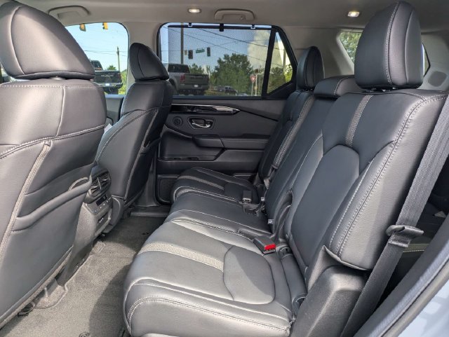 Used 2025 Honda Pilot Touring image 16