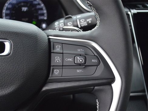 New 2025 Jeep Grand Cherokee Altitude image 16