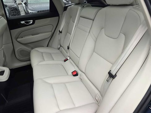 Used 2022 Volvo XC60 B5 Momentum w/ Climate Package image 19