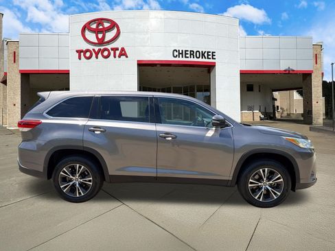 Used 2019 Toyota Highlander LE FWD image 4