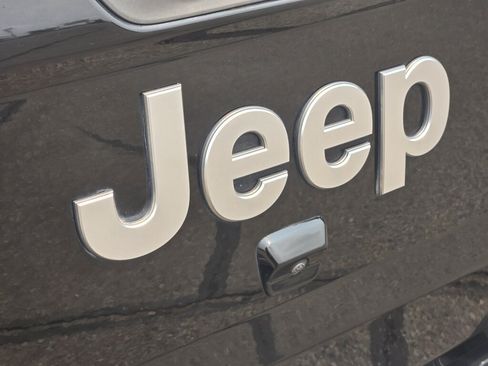 Used 2020 Jeep Gladiator Overland AWD/4WD image 12